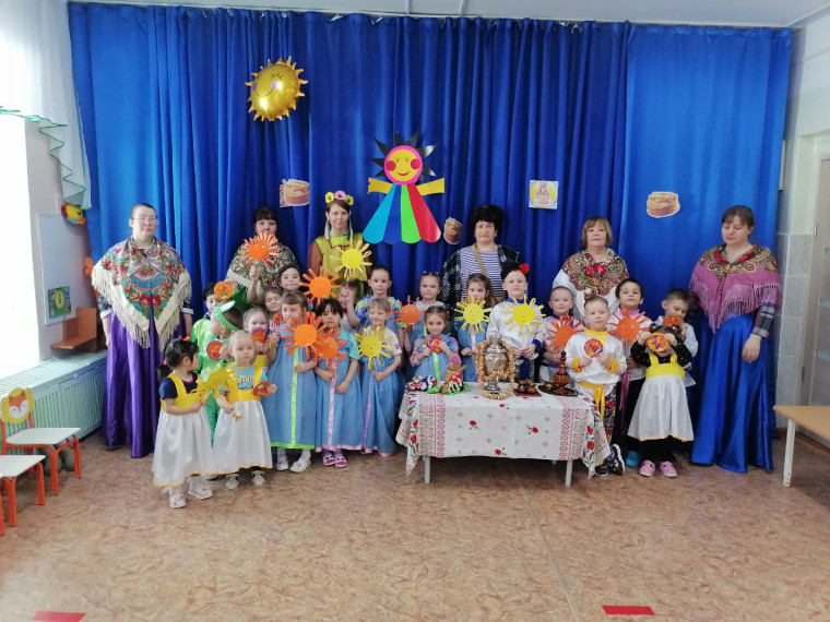 Масленица шумная, Праздник удалой! В этот день прощаемся, Зимушка, с тобой..